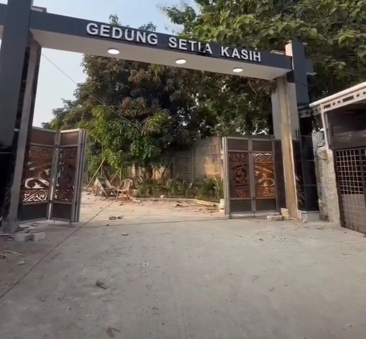 Pintu masuk Gedung Setia Kasih